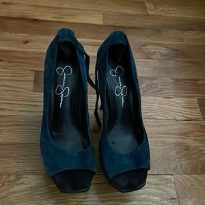 JS pumps with ankle strap